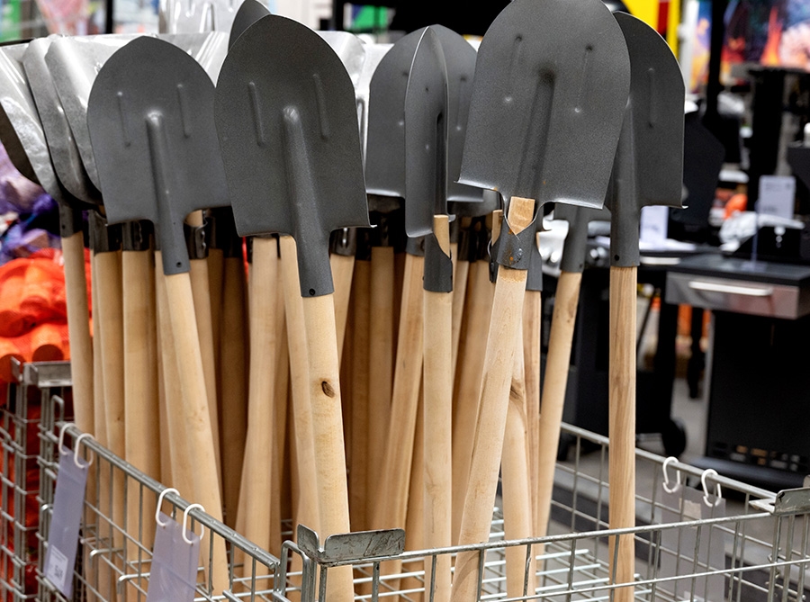 Porządek w sklepie budowlanym: kosze, stojaki, zawieszki i regały, które naprawdę działają