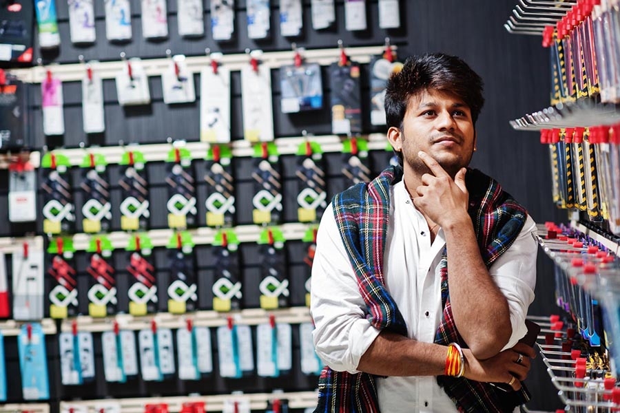 zawieszki-sklepowe-w-praktyce-jak-poprawiaja-organizacje-sklepu-i-widocznosc-asortymentu