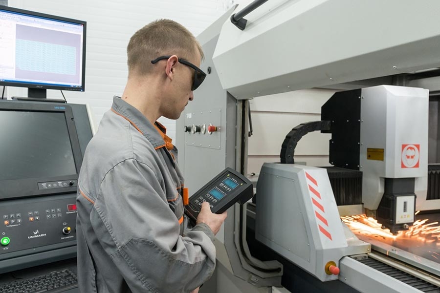Na czym polega laserowe cięcie metalu?